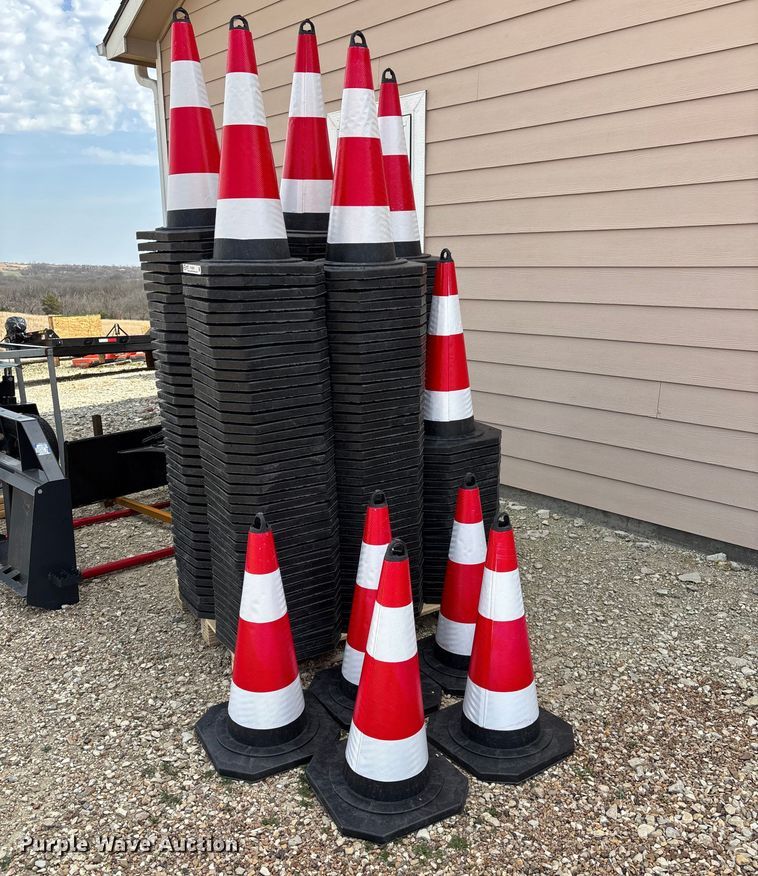 (225) IRanch IRSTC road safety cones - EV2027