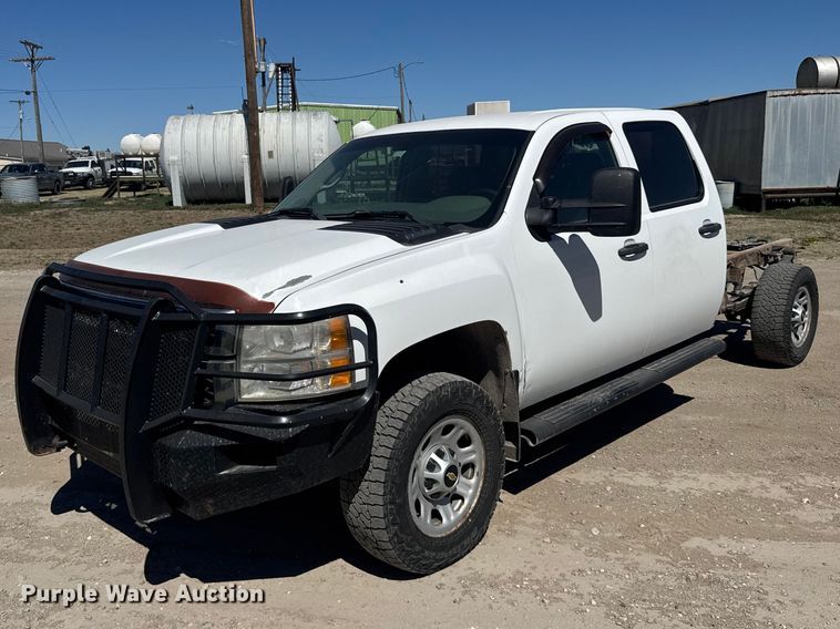 2013 Chevrolet Silverado 3500HD Crew Cab pickup truck cab and chassis - FB0960