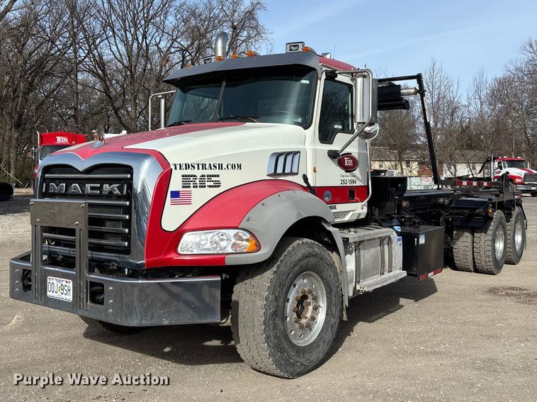 2015 Mack GU813 roll-off container truck - FB3587