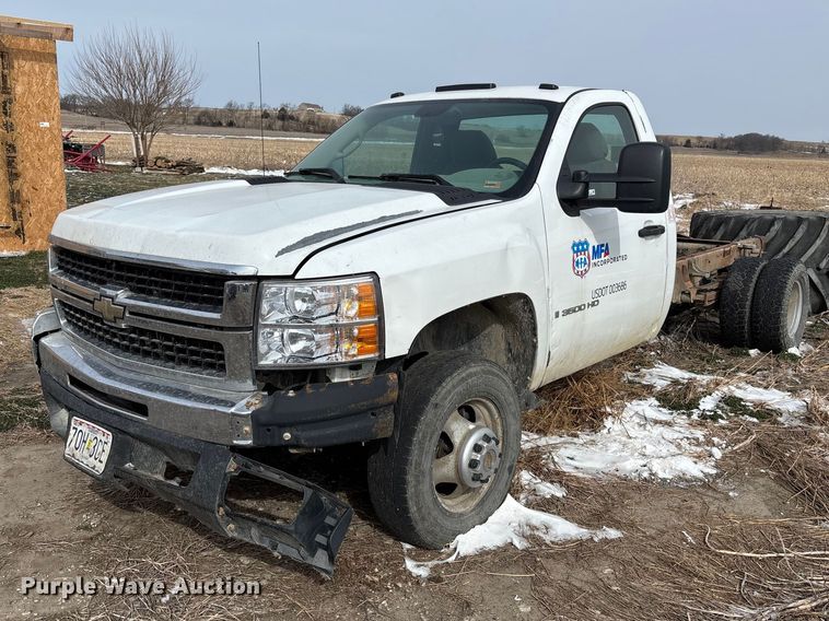 2009 Chevrolet Silverado 3500HD pickup truck cab and chassis - FB3599