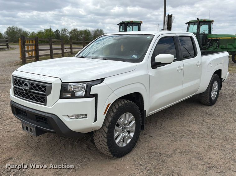 2022 Nissan Frontier Crew Cab pickup truck - FB8022