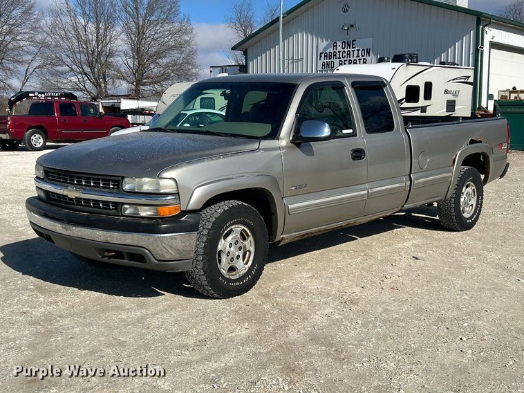2001 Chevrolet Silverado 1500 Ext. Cab pickup truck - FC5058