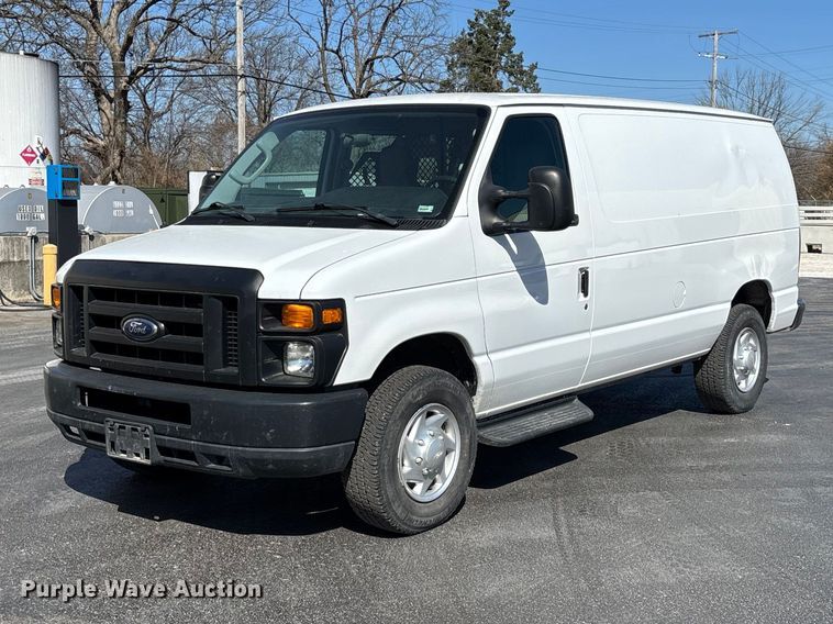 2011 Ford E350 Super Duty van - FG0215