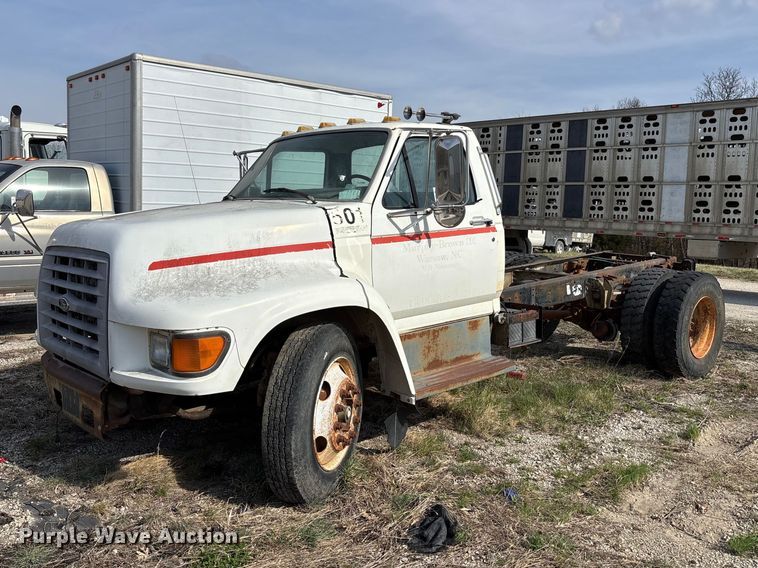 1998 Ford F800 truck cab and chassis - FH7042