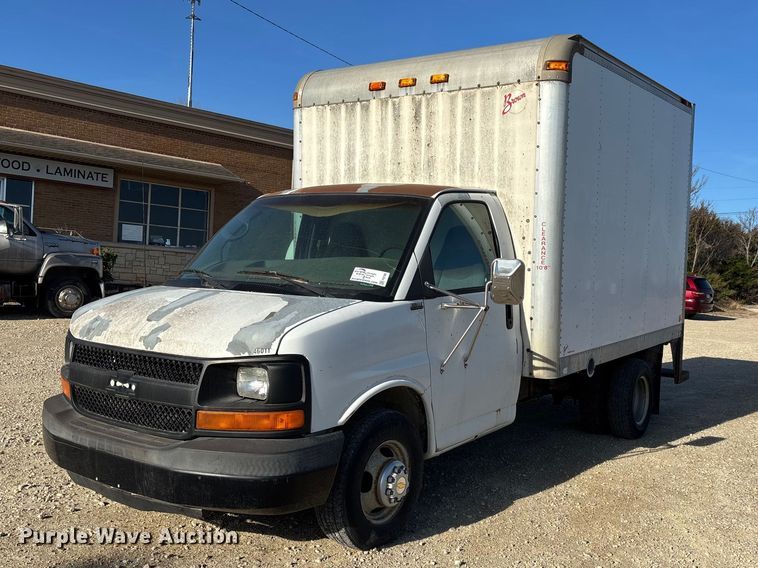 2004 Chevrolet  Express box truck - FI0788