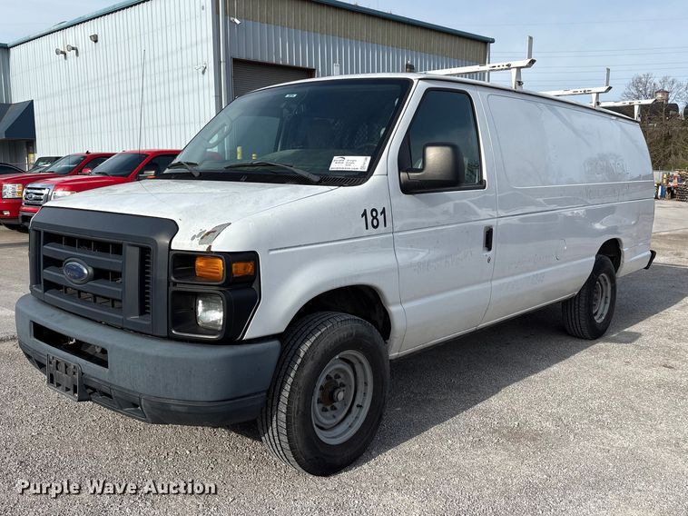 2013 Ford E350 Super Duty van - FK1288