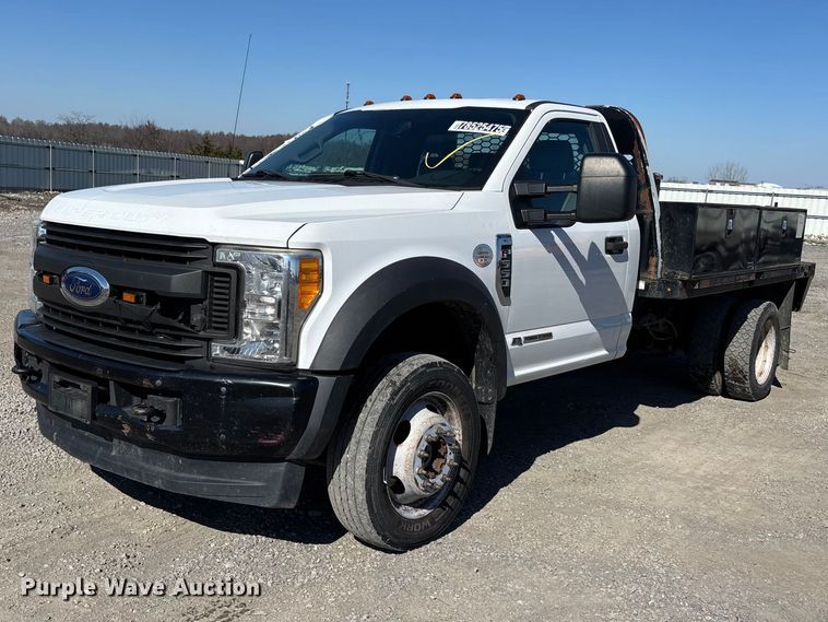 2017 Ford F550 Super Duty flatbed truck - YA2852