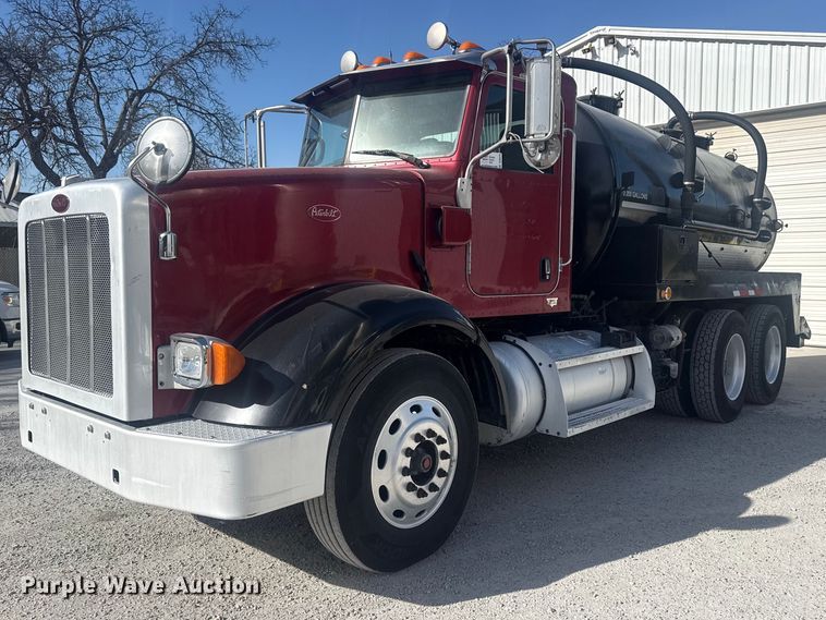 2011 Peterbilt 367 vacuum truck - DO8479