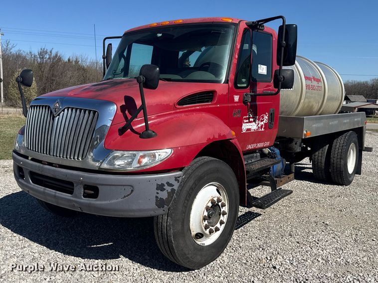2007 International 4300 vacuum truck - DR0988