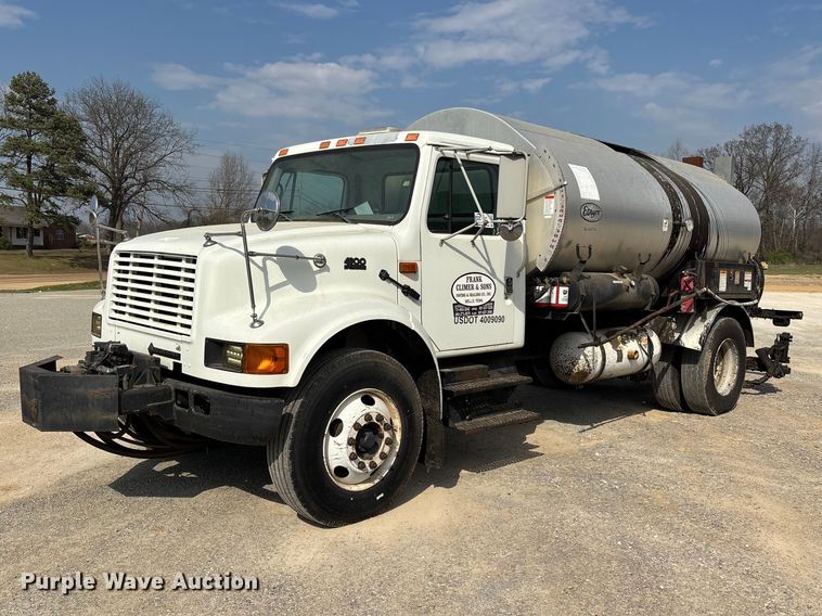 2001 International 4900 oil distributor truck - DT0102