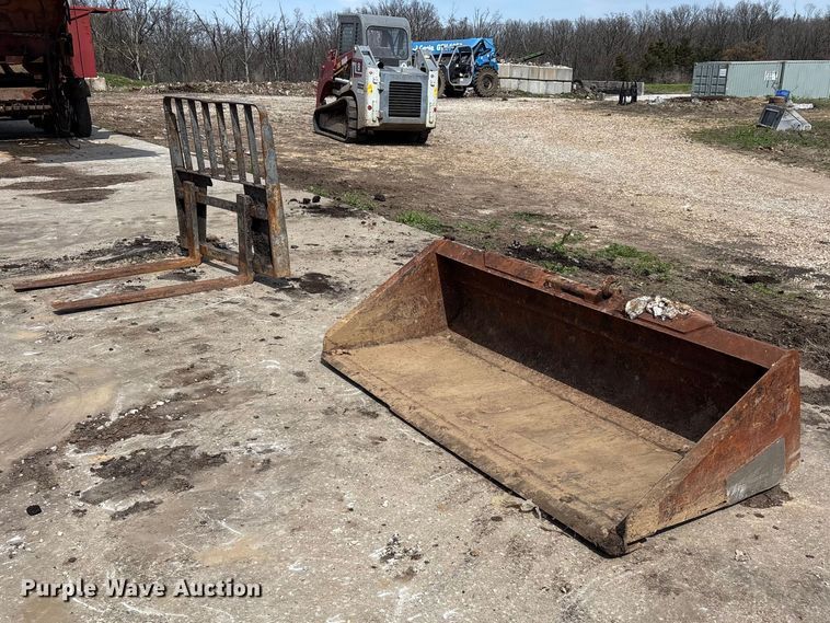 Skid steer attachments - DT0112