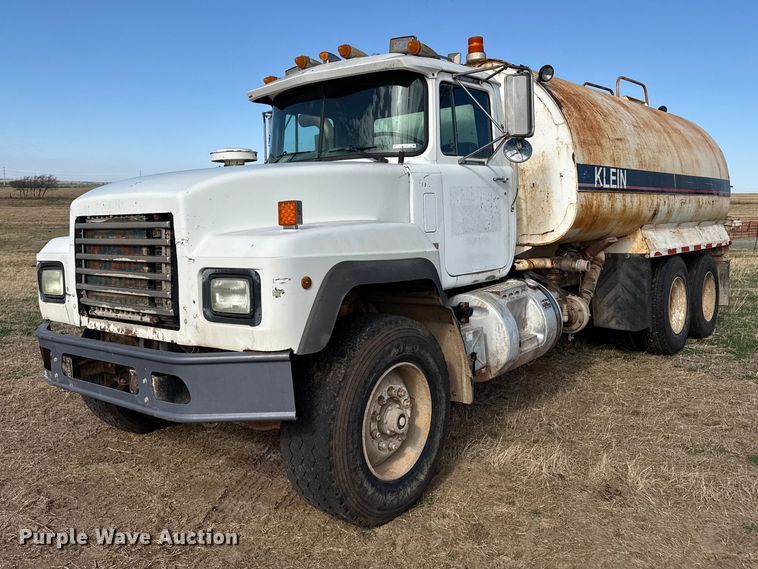 1997 Mack RD690S water truck - DZ5197