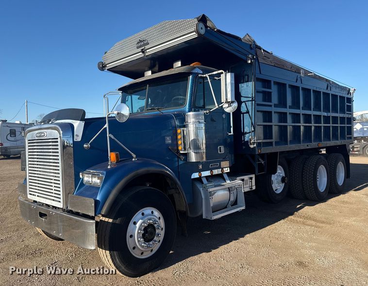 2000 Freightliner Classic dump truck - EG2061