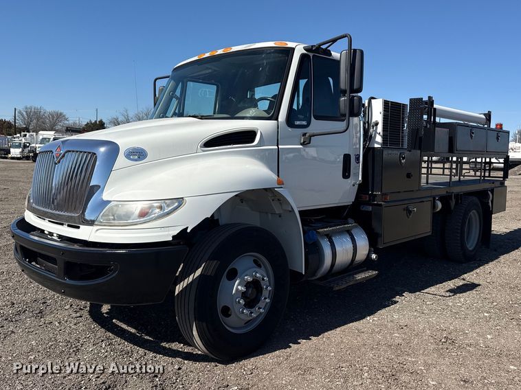 2018 International 4300 flatbed truck - EG2156