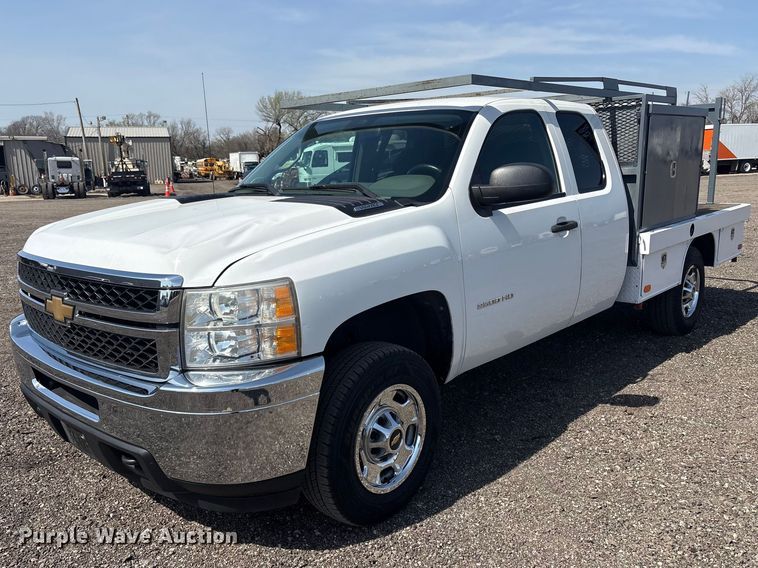 2011 Chevrolet Silverado 2500HD Ext. Cab flatbed pickup truck - EG8872