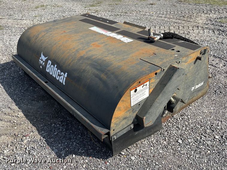 2014 Bobcat 72 Sweeper skid steer sweeper - EM0071