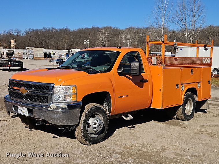 2013 Chevrolet Silverado 3500HD utility bed pickup truck - EO7068