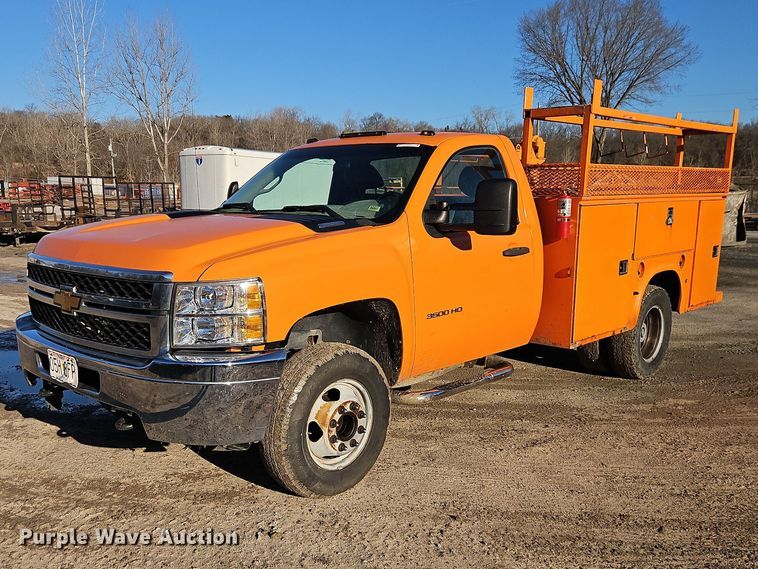 2013 Chevrolet Silverado 3500HD utility bed pickup truck - EO7070