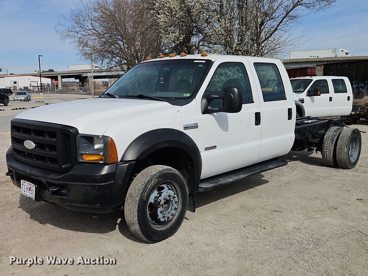 2005 Ford F550 Crew Cab truck cab and chassis - EO7126