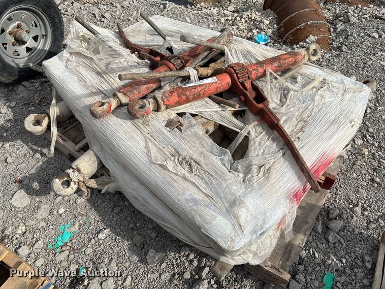 Approximately 11 ratchet binders - EV2030