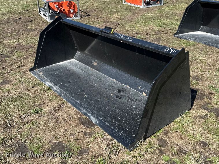 Skid steer bucket - EV7561