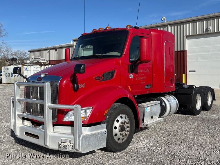2019 Peterbilt 579 semi truck - FB3264