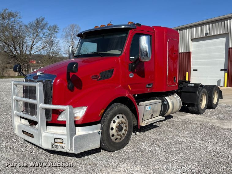 2019 Peterbilt 579 semi truck - FB3265