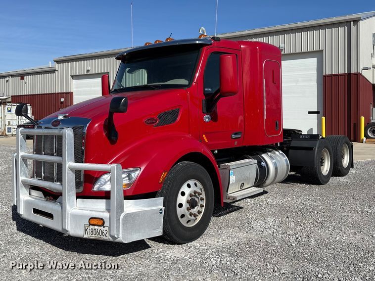 2019 Peterbilt 579 semi truck - FB3266
