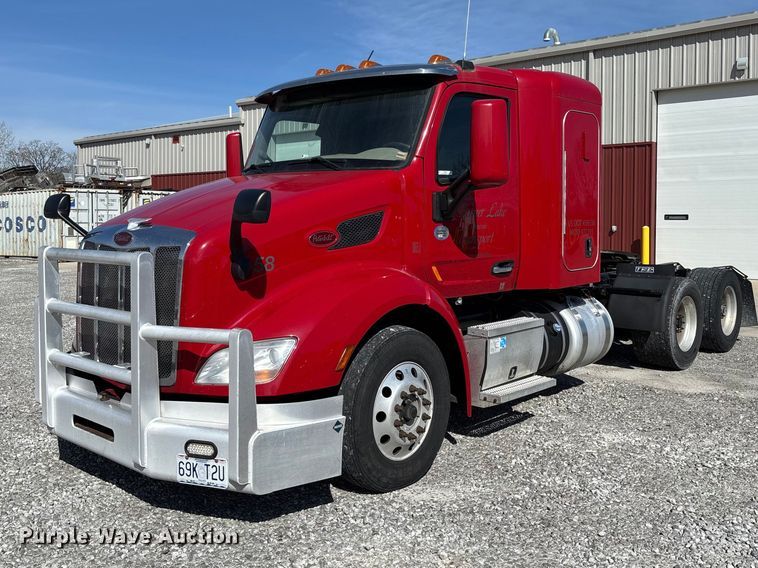 2019 Peterbilt 579 semi truck - FB3267