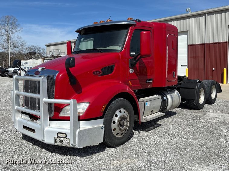 2019 Peterbilt 579 semi truck - FB3268