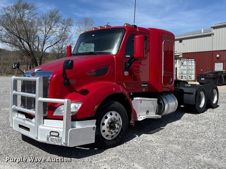2017 Peterbilt 579 semi truck - FB3269