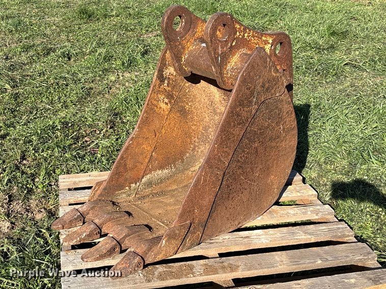 18" W backhoe bucket - FB3286