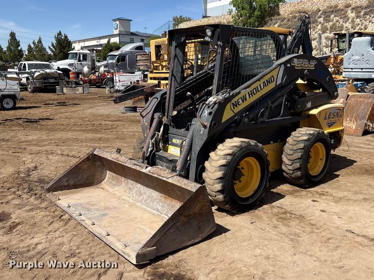 2011 New Holland L225 skid steer loader - FC2138