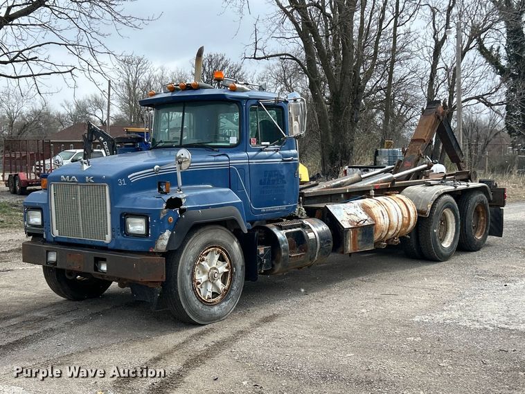 1994 Mack RD hook lift truck - FC5203