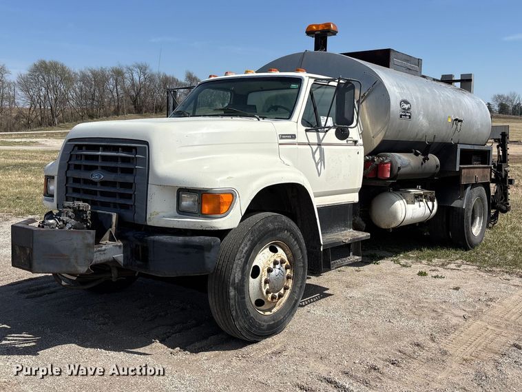 1997 Ford F800 oil distributor truck - FH7020