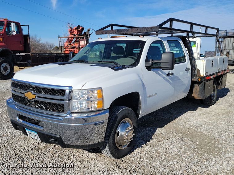 2013 Chevrolet  Silverado 3500HD Crew Cab flatbed pickup truck - NK9878