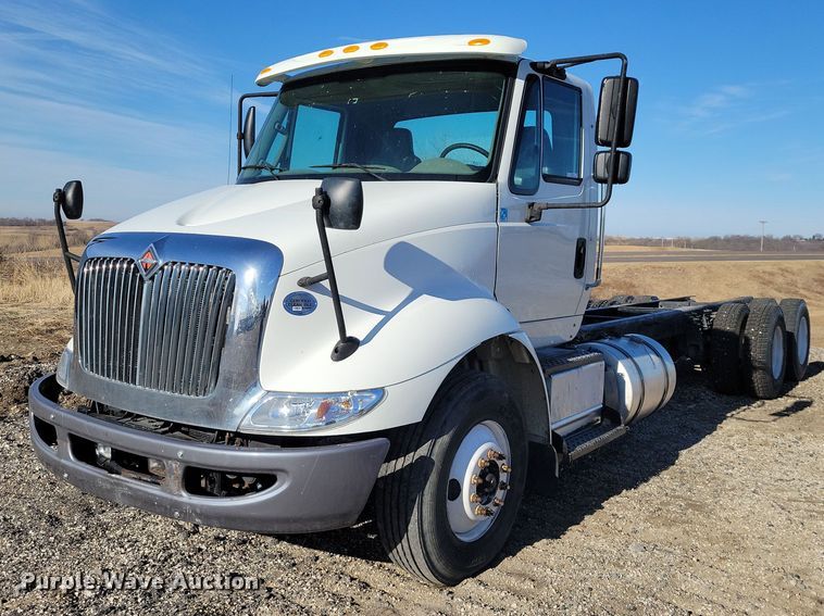 2016 International 8600 semi truck - NK9919