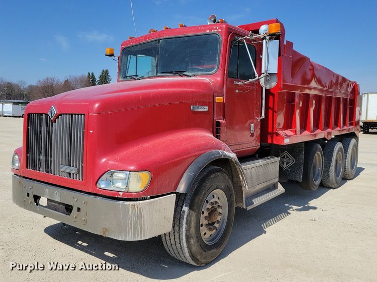 1998 International 9200 dump truck - NK9949