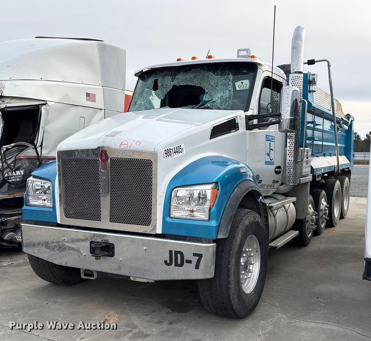 2022 Kenworth T880 dump truck - YA2180