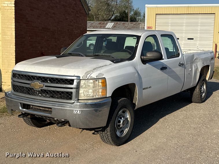 2011 Chevrolet Silverado 2500HD Crew Cab pickup truck - DR1066
