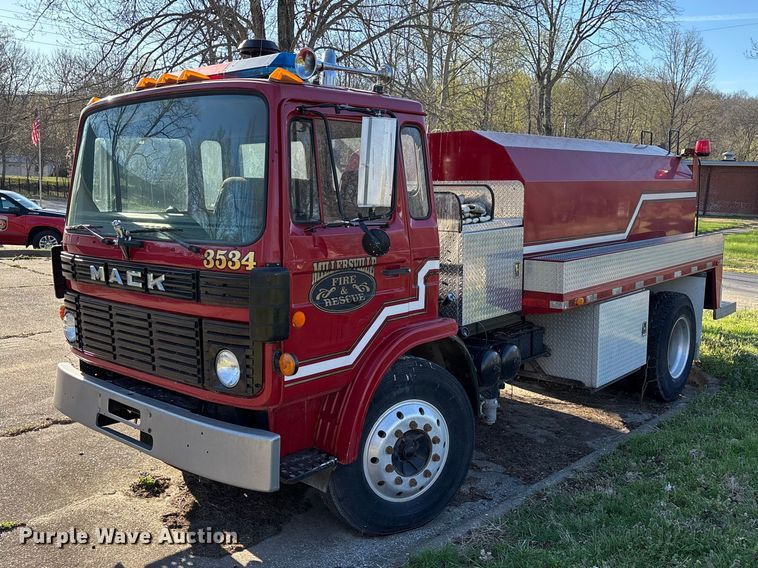 1986 Mack MS pumper fire truck - DT0107