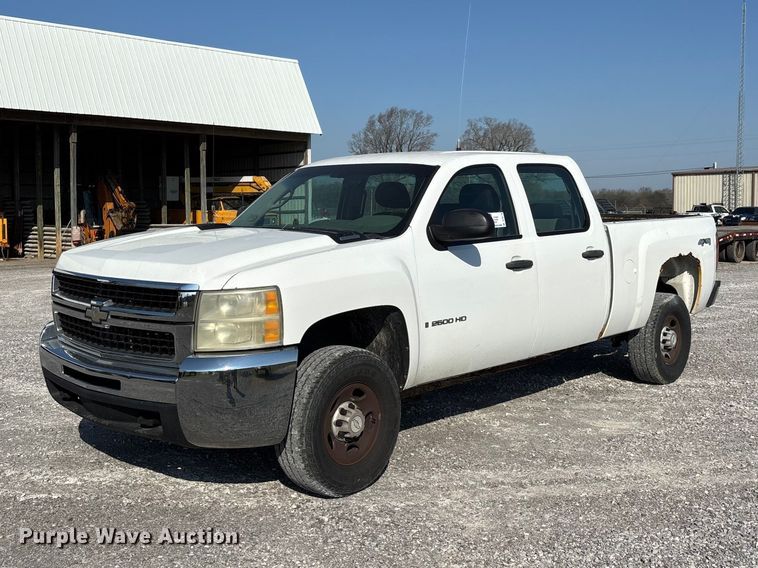 2008 Chevrolet Silverado 2500HD Crew Cab pickup truck - DT0116
