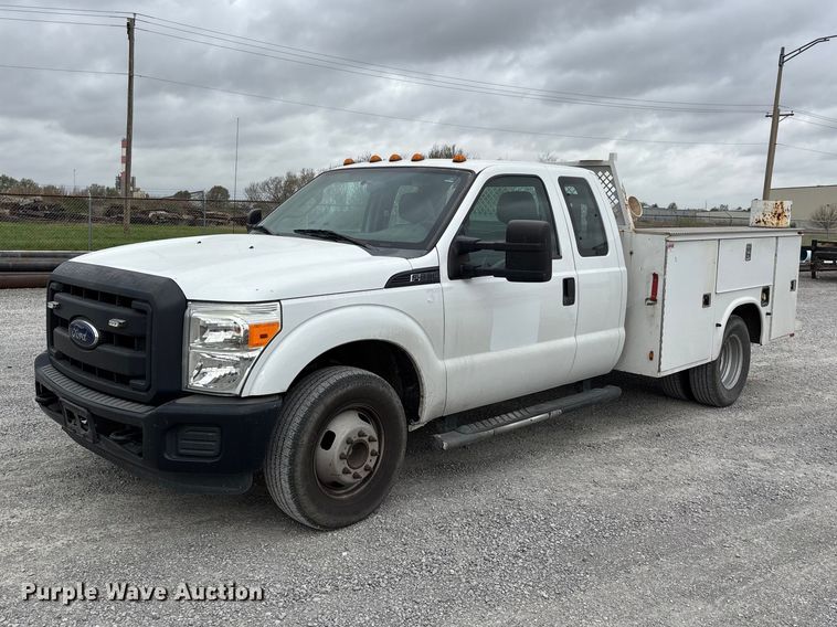 2014 Ford F350 Super Duty Ext. Cab utility bed pickup truck - DT0137