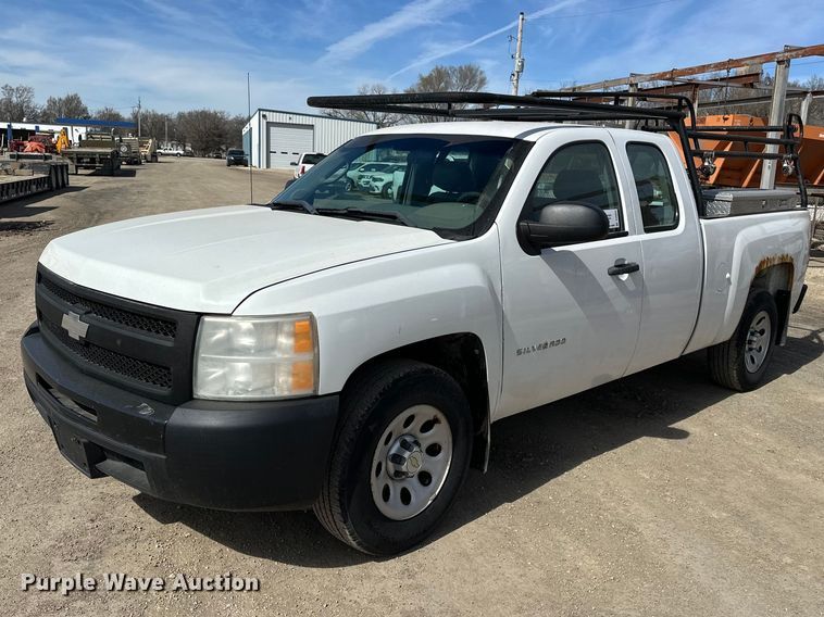 2011 Chevrolet Silverado 1500 Ext. Cab pickup truck - DV0854