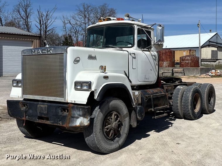 1986 Mack RW753 semi truck - DY0425