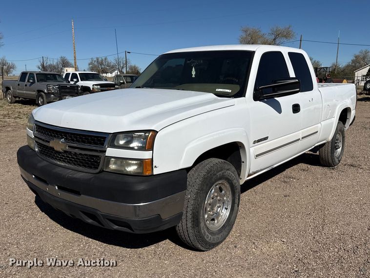 2006 Chevrolet Silverado 2500HD Crew Cab pickup truck - DZ5325
