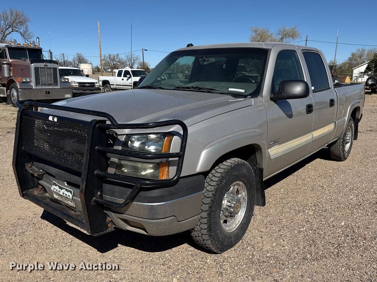 2004 Chevrolet Silverado 2500 Crew Cab pickup truck - DZ5326