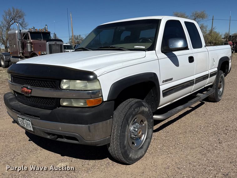 2002 Chevrolet Silverado 2500HD Ext. Cab pickup truck - DZ5327