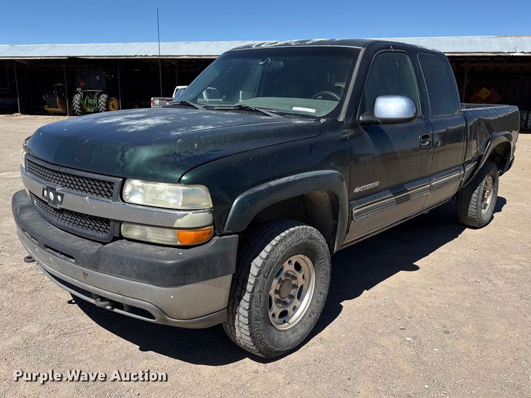 2001 Chevrolet Silverado 2500HD Ext. Cab pickup truck - DZ5331