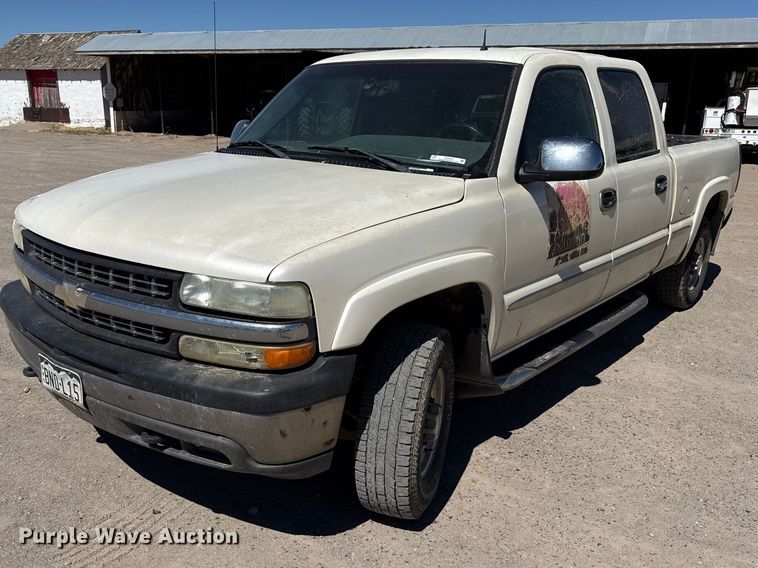 2002 Chevrolet Silverado 1500 Crew Cab pickup truck - DZ5333